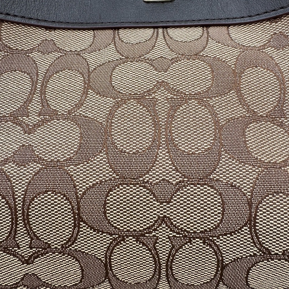 ❌SOLD❌✨Gently Used Ladies Coach Signature Brown and Tan Shoulder Bag✨ - Picture 4 of 16